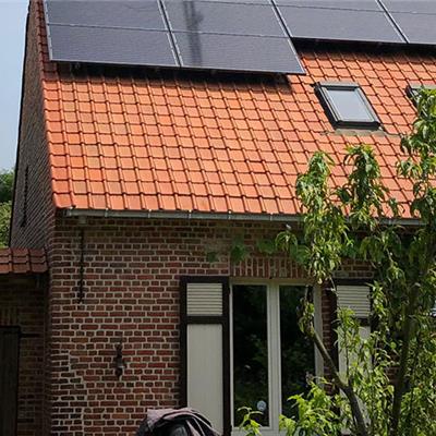 Voorkant dak met zonnepanelen is gereinigd
